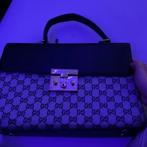  Gucci väska  -  En äkta Gucci väska, använd en gång dock är låset sönder