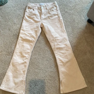 Beiga jeans ✨💗💖 - Utsvängda beigea jeans storlek 162 till 13-14 åriga tjejer, super snygga ✨ fickor på både framsida och baksida.  