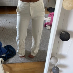 Vita kostymbyxor - Säljer dess vita kostymbyxor för att jag inte får nån användning av de! Använd en gång! De är bara skrynkliga nu för att de har legat i min byrålåda men stryker de innan ja skickar iväg de!