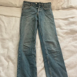 Midwaist ljusblå straight jeans  -  Midja: 72 cm Innerbenslängd: 82 cm Använda men i gott skick 