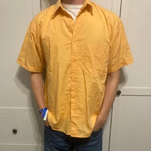 Gul/orange kortärmad skjorta - Vintage kortärmad skjorta från Baker & Co och är i bra skick!   Färg:orange/gul  Storlek M