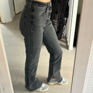Svarta/Gråa Jeans  - Snygga gråa/svarta jeans med slits från zara😍