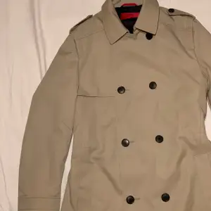 NY oanvänd Hugo Boss Trenchcoat storlek 46/small 