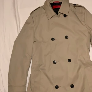 Hugo boss Trenchcoat - NY oanvänd Hugo Boss Trenchcoat storlek 46/small 