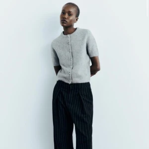 Kofta - Jättefin zara kofta typ helt oanvänd buda på säljer till den som ger högst pris🙏🏼är i storlek M men passar mig med xs super