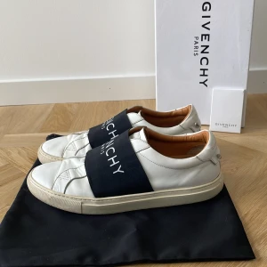 Givenchy skor - Tjena! Säljer nu ett par riktigt feta givenchy skor i strl: 44 Box, dustbag sant kort medföljer!! Hör av er vid minsta lilla fråga!!!
