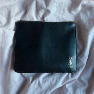 Yves Saint Laurent necessär  - Ysl necessär knappt använd 🎀