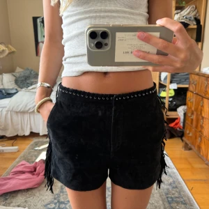 Lågmidjade mocka shorts  - Så snygga mocka shorts med fransar på sidorna🖤