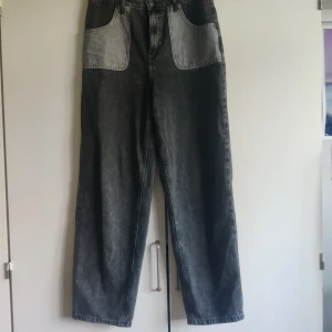 Baggy jeans - Oversized jeans från NA-KD. Lågmidjade. Storlek 34 men lite stora i storleken