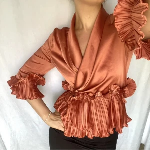 Skitsnygg topp - Säljer nu denna assnygga topp då den inte kommer till användning. Köpt här på plick! Inte mina bilder så skriv om ni vill ha fler eller har övriga frågor💗 Passar xs-M! 