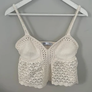 Stickat linne från zara - Säljer detta stickade linne ifrån zara på grund av att det inte riktigt kommer till användning. Linnet är aldrig användt så i nyskick.