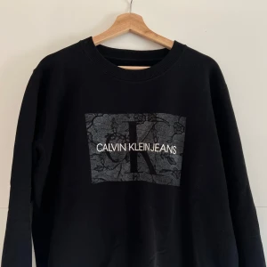 Sweatshirt - Sweatshirt från Calvin Klein, varsamt använd.🖤
