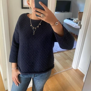 Stickad tröja  - Så fin marinblå stickad tröja med Trekvartsärm🤗 ull material