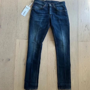 DONDUP GEORGE - Ett par sjukt snygga Dondup George jeans i riktigt snygg tvätt. Tagg kvar och skick 10/10. Modellen är 184, 80 kg. Passar dig från 180-190, 65-80 kg.
