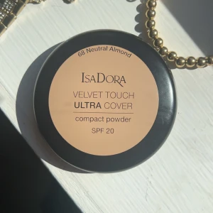 Isadora conpact powder - Aldrig använd I färgen neutral almond Har redan en i samma färg som är dunder bra. Sätter sminket perfekt, man får verkligen ett filter effekt. Köptes för 160kr säljs för 50 då jag vill någon annan ska få kunna utnyttja produkten