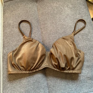 Bikini - Bikiniöverdel i färgen brun från Bikbok. Storlek XS. Bikinin har uttagbar vaddering i kuporna. Varan är aldrig använd därav i nyskick!🤎