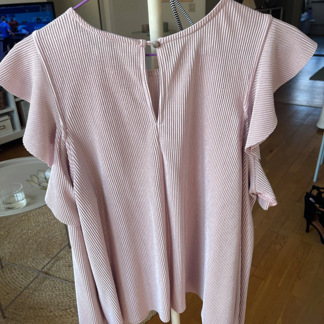 Rosa blir med öppna axlar  - 91