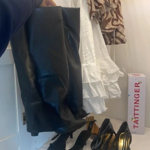 Boots med vikt kant  - Säljer nu mina super fina och trendiga boots med vikt kant, köpta för 599kr. Helt nyskick. 🌸