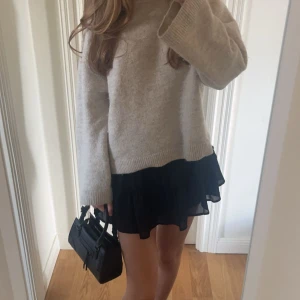 Volangkjol - Svart Volangkjol som inte används längre, i nyskick❤️går att vika ner midjan om man vill ha den lågmidjad😊