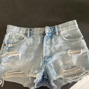 Säljer dessa super fina jeanshorts då de ej kommer till användning längre, köpta förra året och är sparsamt använda💞💞