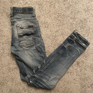 Nudie jeans 30/34  - Säljer dessa feta Nudie jeans med slitningar tyvärr är det hål i fickorna men det går enkelt att sy Storlek 30/34 299kr