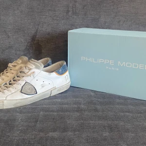 Phillipe model skor - Säljer dessa riktigt feta phillipe model skor. De är i storlek 42. Vid köp medföljer box. Skriv vid funderingar.