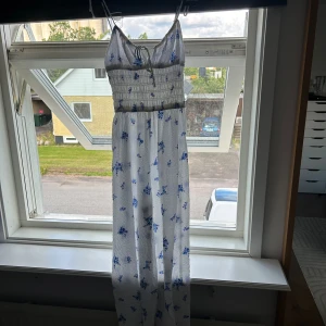 Byxdress - Använd ett fåtal gånger. Säljer då den är förliten till mig. Skulle säga att den passar någon som är ca 155 cm lång. 