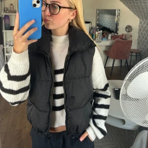 Dunväst  - Använt en del men är i bra skick. Köpte den för 400 kr på ginatricot. Inga fickor på den. Finns dragsko i midjan så man kan reglera den så som man vill att den ska sitta. 