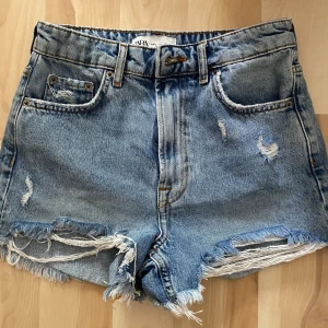 Jeansshorts  - Endast använda en gång. Nyskick💓 