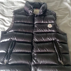 Monclear väst  - Helt äkta knappt använd, inga slitage eller problem 