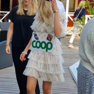 By Malina Klänning - Sjukt underbar klänning jag hade på min student, kommer inte komma till användning mer så bestämt mig för o sälja❤️ Ny pris: 2800kr