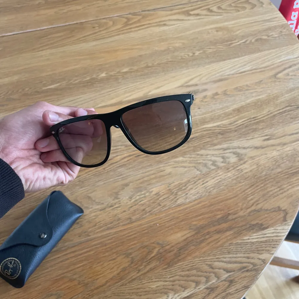 Ett par svarta solglasögon från Ray-Ban med en klassisk Boyfriend -design. Glasögonen har mörka linser och kommer med ett svart fodral med Ray-Ban-logotypen. Riktigt bra skick . Accessoarer.