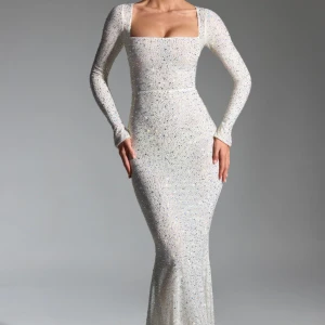 Festklänning  - Finaste klänningen från Oh Polly, helt oanvänd och prislapp samt box finns kvar. Säljer pga att jag köpt en annan klänning och denna inte kommer till någon användning. Skriv DM för egna bilder. Väldigt stretchig och passar storlek från 34-38