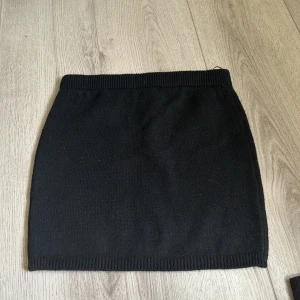 Kjol  - Stickad kort kjol! Som passar perfekt nu till hösten! Aldrig använd och lappen är kvar 