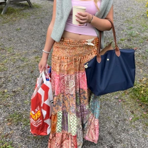 💕Sommrig Långkjol☀️  - Långkjol perfekt till sommaren🌸 Säljer den då jag inte får någon användning av den. Bara använd ca 5 ggr men har fått en nästan osynlig defekt (bild 3). Passar perfekt till någon som är lite längre💖