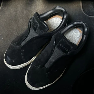Svarta Eytys - Ett par väldigt sparsamt använda sneakers från Eytys som jag fick för ett halvår sedan så dem är i bra skick, inte tvättade. Det ligger en sula i nu för dem är för stora för mig, sulan ingår ej.