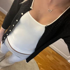 Svart kofta med knappar - En elegant svart kofta med knappar framtill. Koftan har långa ärmar och en klassisk design som passar till många olika tillfällen. Super söt men kommer inte till användning. Hör av dig vid frågor eller funderingar 💕