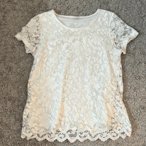 Vit t-shirt med detaljer  -  En jättefin tröja i bra skick från Vera mode💕💕