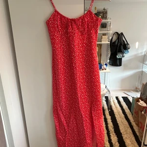 Blommig klänning - Från zara aldirg använd. Pris kan diskuteras