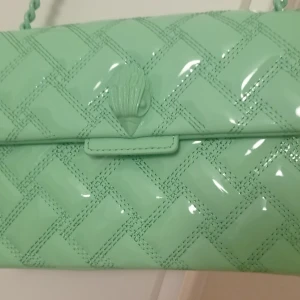 Kurt Geiger London 🟢KENSINGTON DRENCH - Used twice. Super good condition, som nya. Kurt Geiger väska in a beautiful green mint color (medium size), 100% leather. Can be worn as crossbody or shoulder.New pris: 2500 SEK asking only 900 sek. Got too many bags, help me to shrink my wardrobe ;)