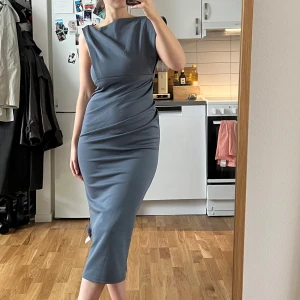 Grå/blå klänning från ASOS - En superfin helt ny klänning från ASOS. säljer pga inte kommit till användning för mig. Skulle ha till en bröllop i sommar men tog en annan. Prislapp kvar!🌸