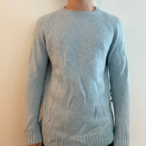Stickad tröja - Hej säljer den här stickade tröjan med detaljer. Storlek M