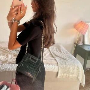 Maje väska - Säljer nu min så snygga maje väska, den är i bra skick (liten fläck på baksidan men inget man tänker på). Nypris ungefär 3500💕💕💕lånad första bild 💕