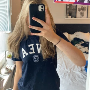 Marinblå t-shirt med text - Lite sliten men fungerar bra som en sov t-shirt 