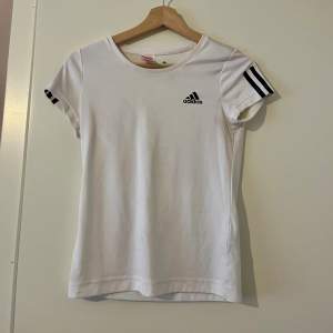 Adidas t-shirt. Storlek M. Använd några gånger.