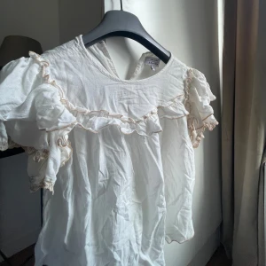 vit blus - säljer denna vita söta blus ifrån Other stories. mycket sparsamt använd! 💕💕 Obs: hör av er innan då jag säljer denna topp i en annan app oxå. 