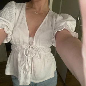 Blus från gina - Jätte söt och fin vit blus ifrån Gina tricot, knappt använd då den tyvärr var för stor för mig, inga defekter! 