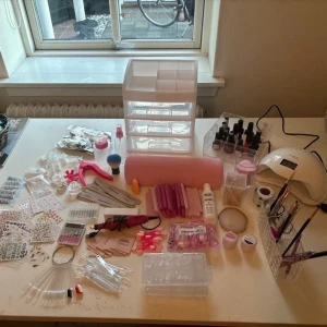 Alle negle ting - Alt hvad du skal bruge af negle ting. Bare skriv hvis i vil vide alt hvad der er. Kan afhentes i Slagelse. Har købt alt selv for omkring 2100