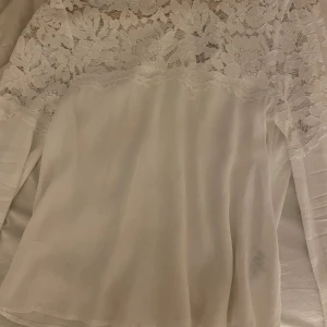 Spetströja🤍 - Jättefin spetsblus köpt second hand men i väldigt bra skick. Vet ej vart den ör ifrån eftersom lappen är bortklippt. Därför vet jag inte heller precisa storleken men skulle säga att det är en S. Passar dock även M och XS. Skriv privat för mer info!🤍