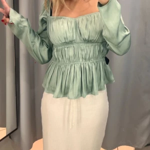 Ljusgrön satin blus - Säljer denna super söta blus då jag bara fått användning av den en gång. Storlek xs och nästintill ny🩷